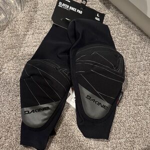 Dakine Knee Pads in Black and Gray Mens in Large